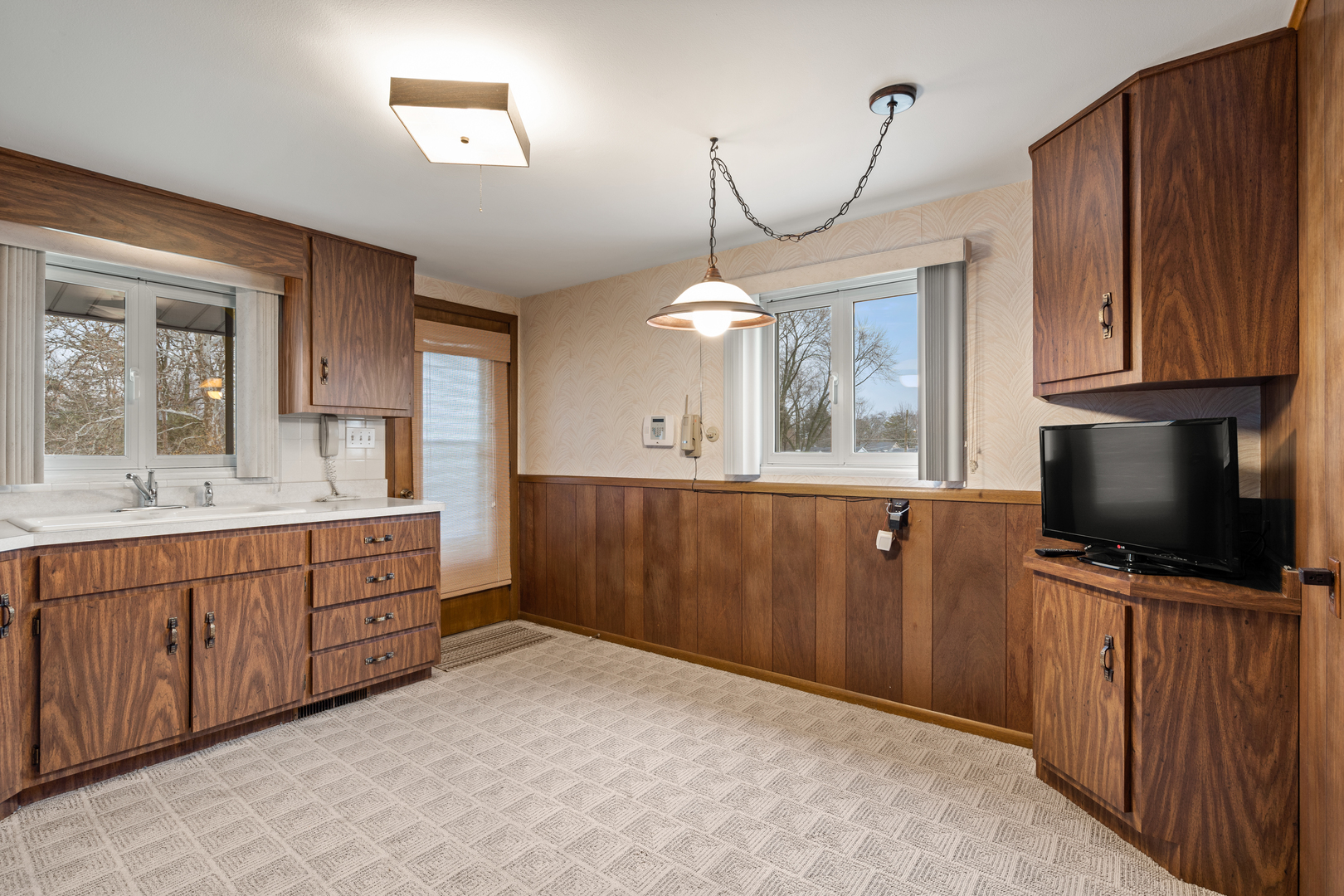 537-541 N Edgelawn Drive Unit: 539