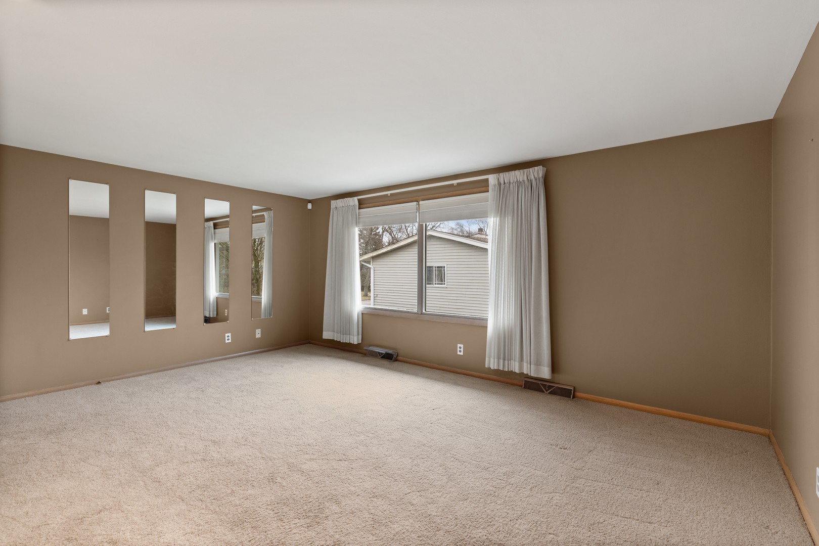 537-541 N Edgelawn Drive Unit: 539
