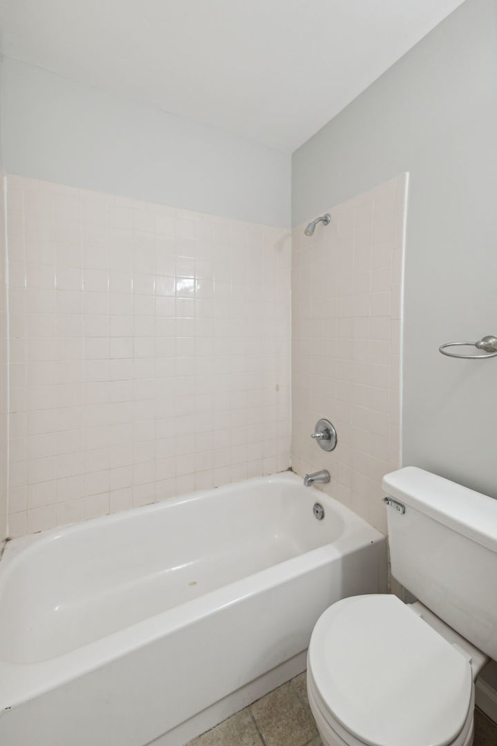 2S758 W Winchester Circle Unit: 2