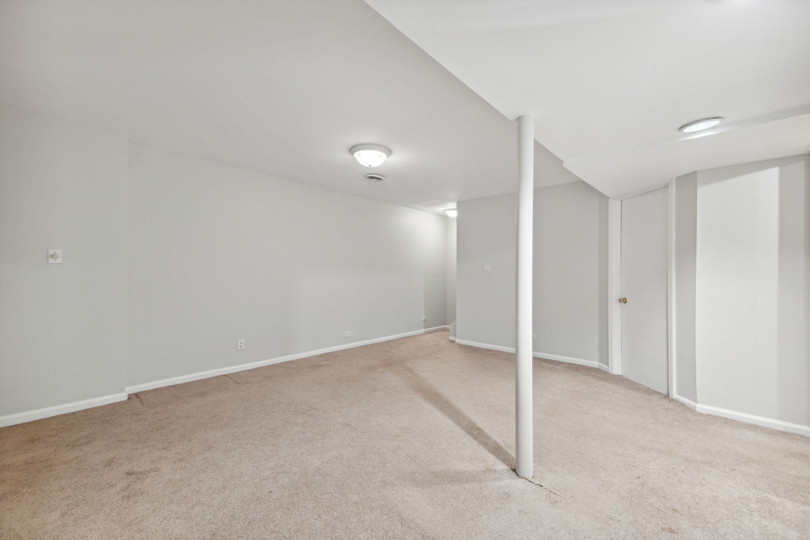 2S758 W Winchester Circle Unit: 2
