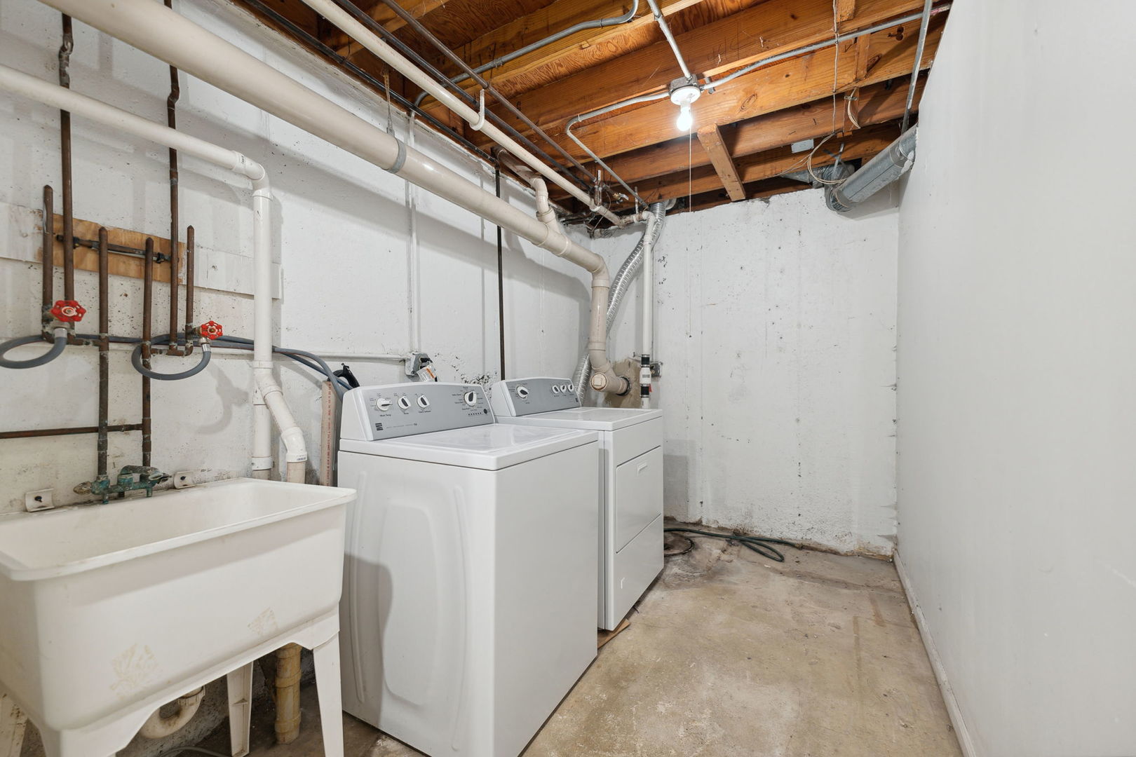 2S758 W Winchester Circle Unit: 2