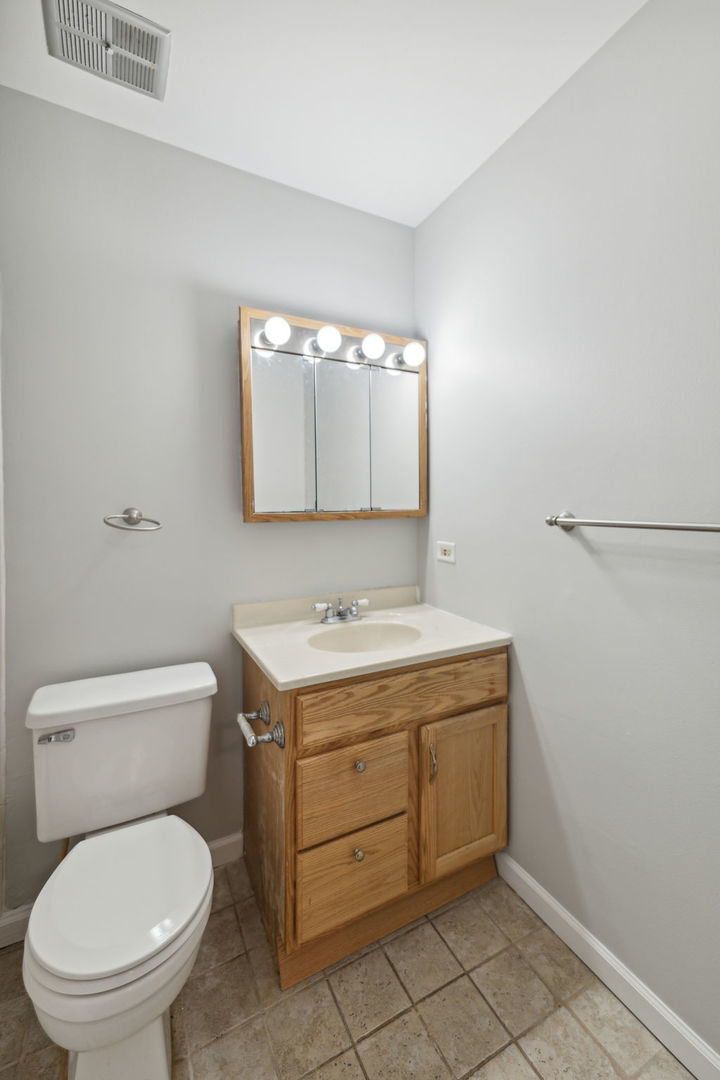 2S758 W Winchester Circle Unit: 2