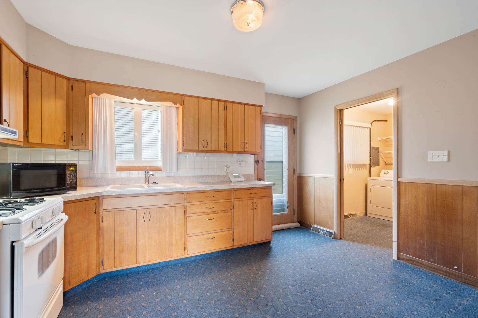 537-541 N Edgelawn Drive Unit: 541
