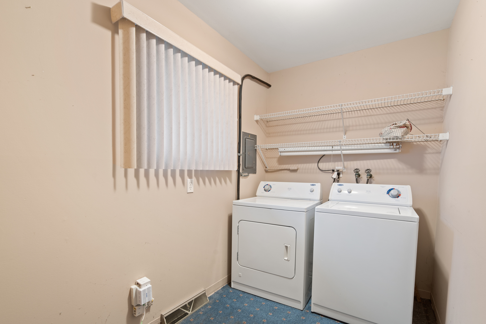 537-541 N Edgelawn Drive Unit: 541
