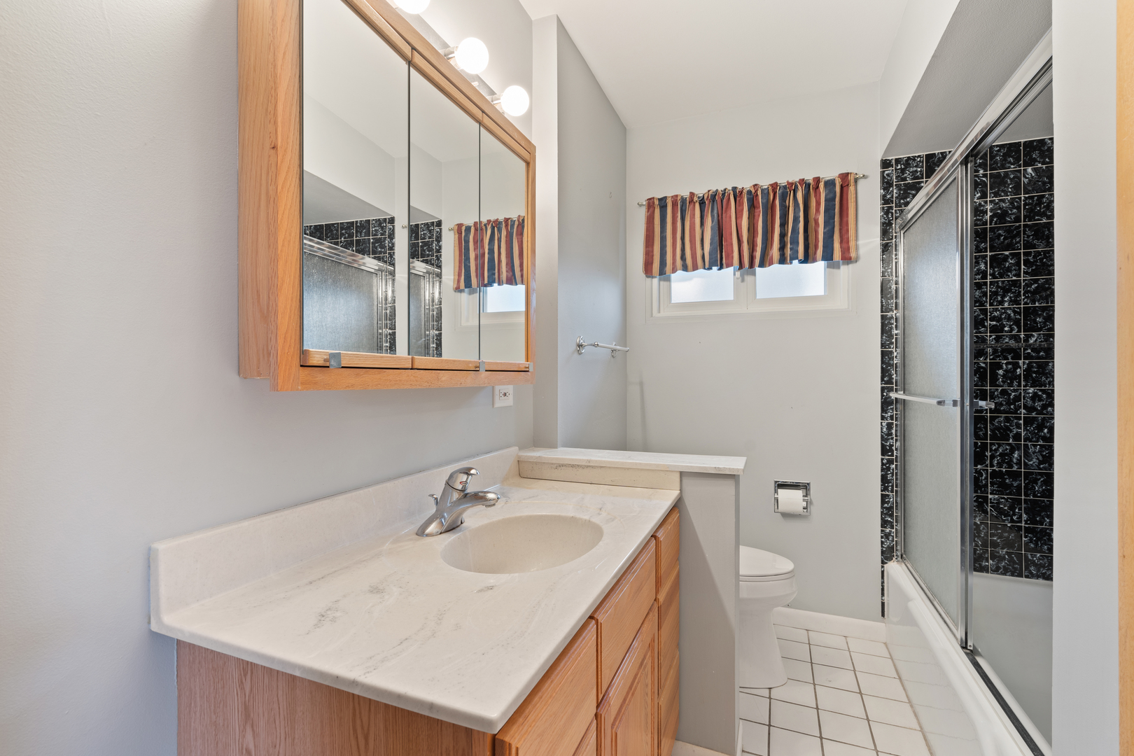 537-541 N Edgelawn Drive Unit: 541