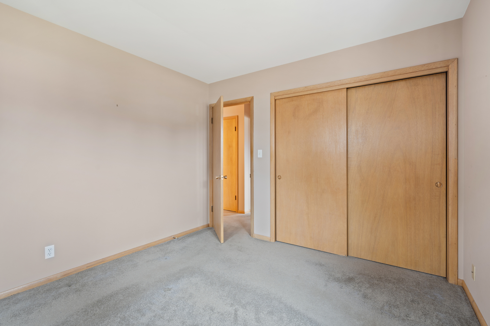 537-541 N Edgelawn Drive Unit: 541