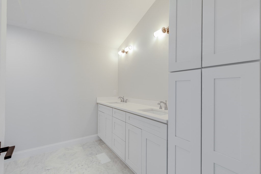 8 Westminster Ave # 8