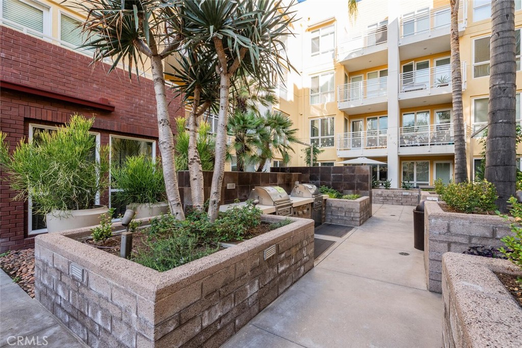 21301 Erwin Street 518