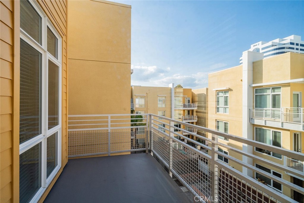 21301 Erwin Street 518