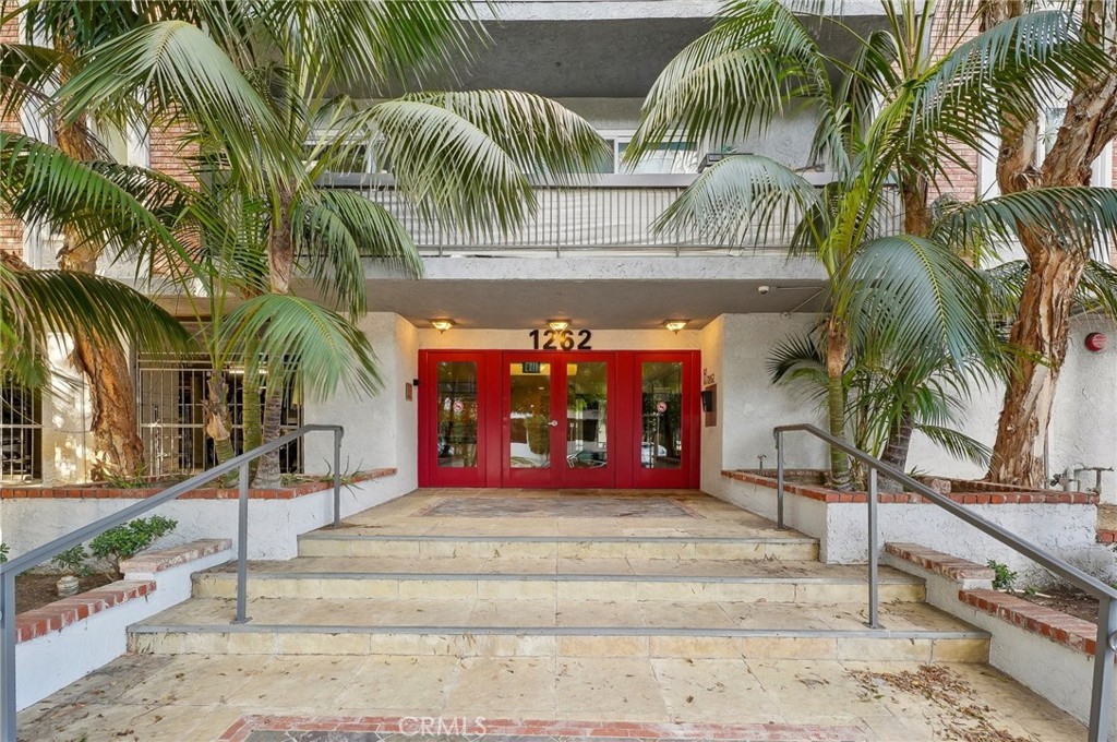 1262 S Barrington Avenue 210