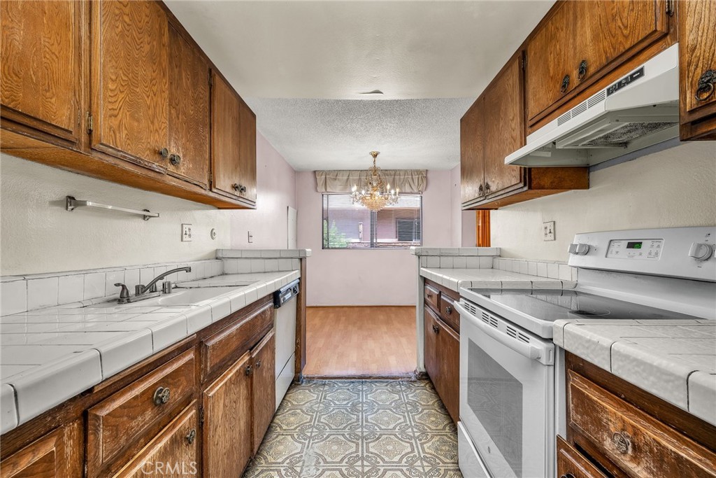 5414 Newcastle Avenue 8