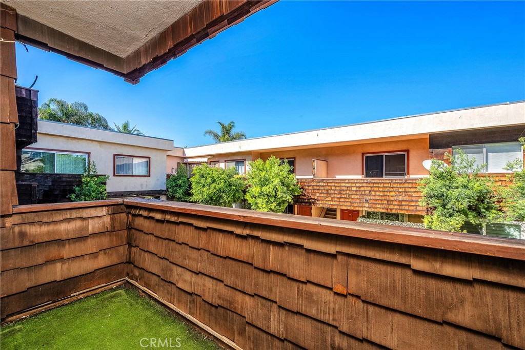 5414 Newcastle Avenue 8