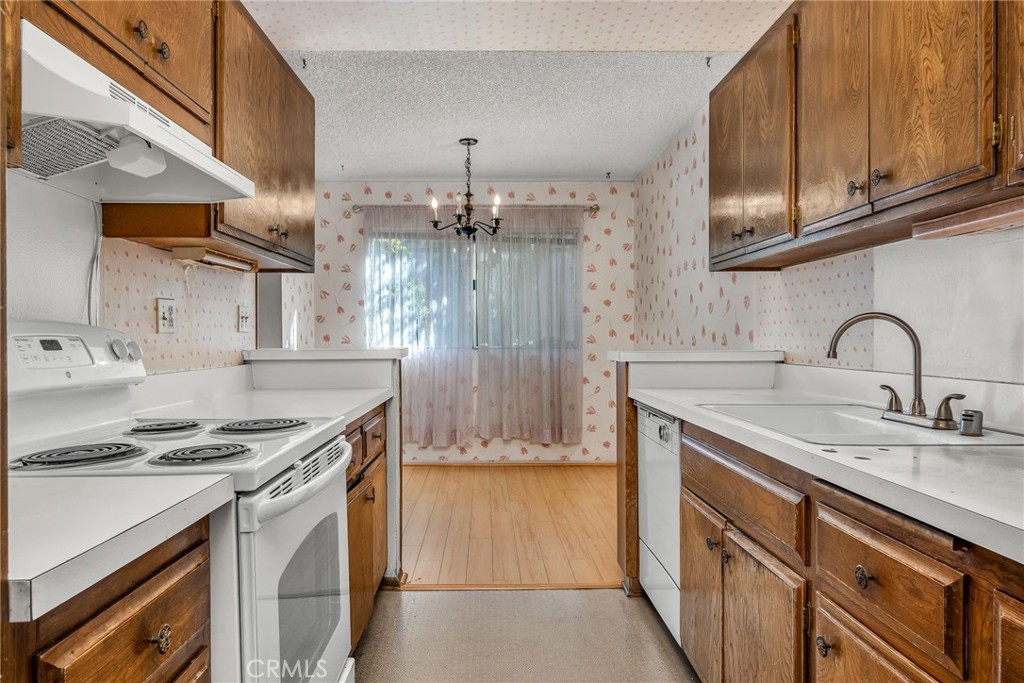 5414 Newcastle Avenue 33