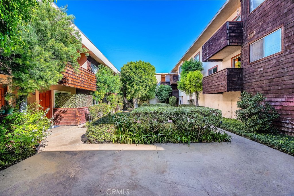 5414 Newcastle Avenue 33