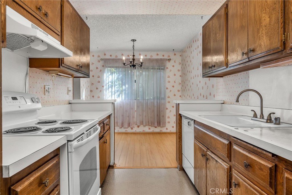 5414 Newcastle Avenue 33