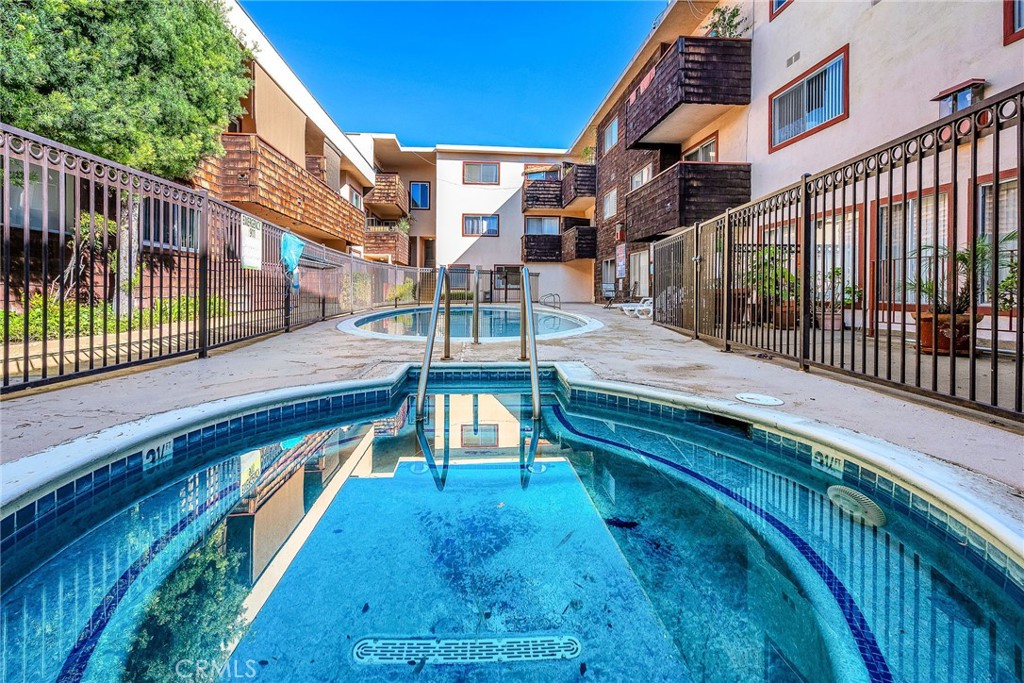 5414 Newcastle Avenue 33