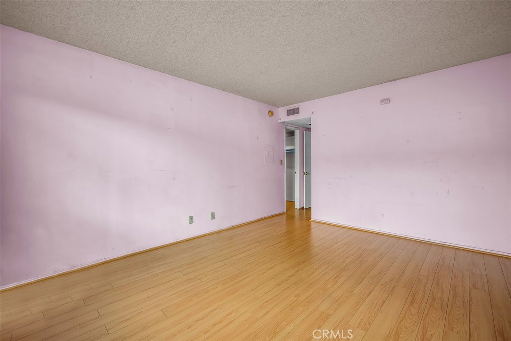 5414 Newcastle Avenue 33