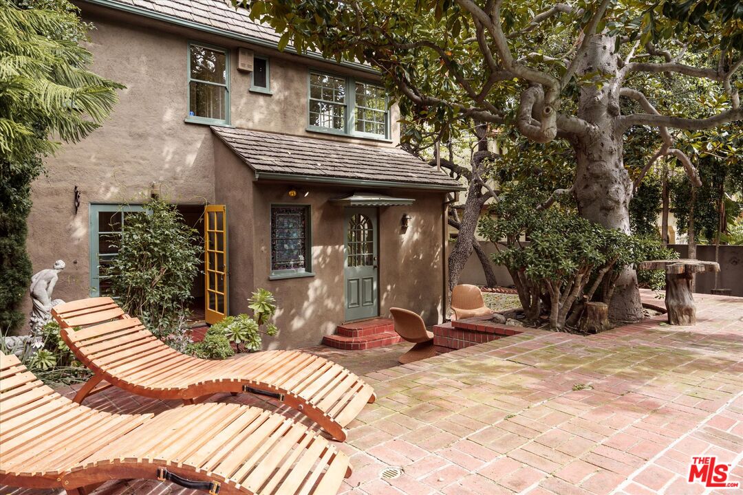 2001 N Hobart Blvd