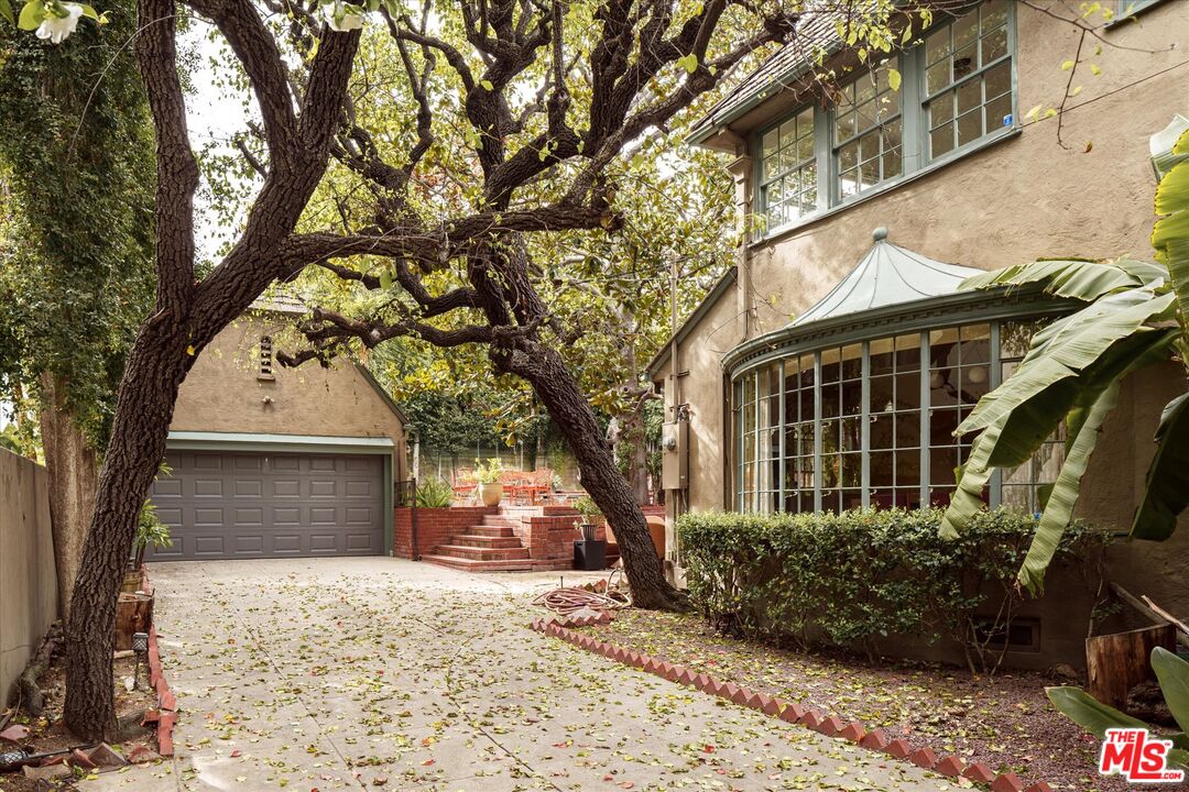 2001 N Hobart Blvd