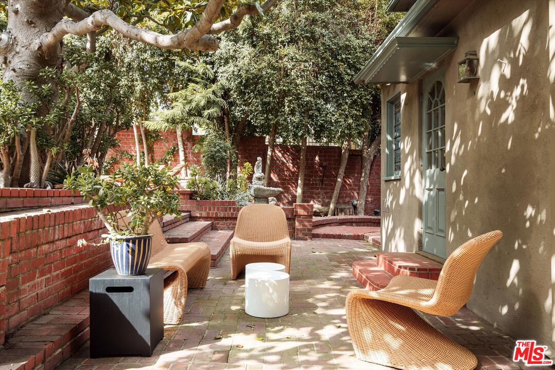 2001 N Hobart Blvd