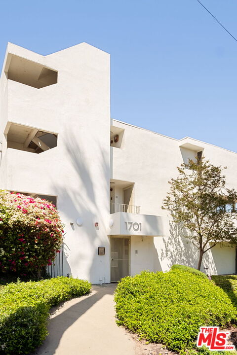 1701 Clinton St Unit: 205
