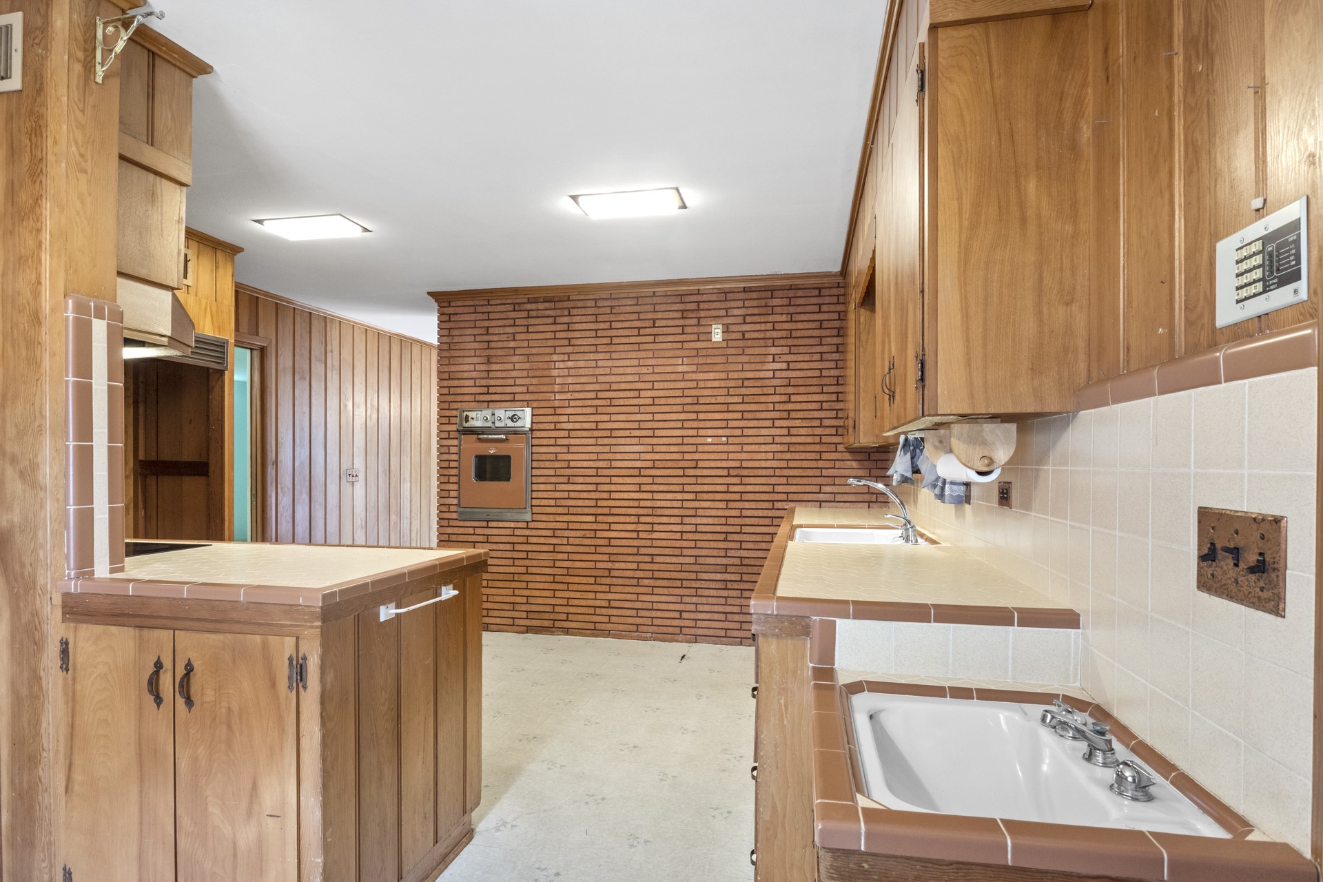 704 W 7th Street
