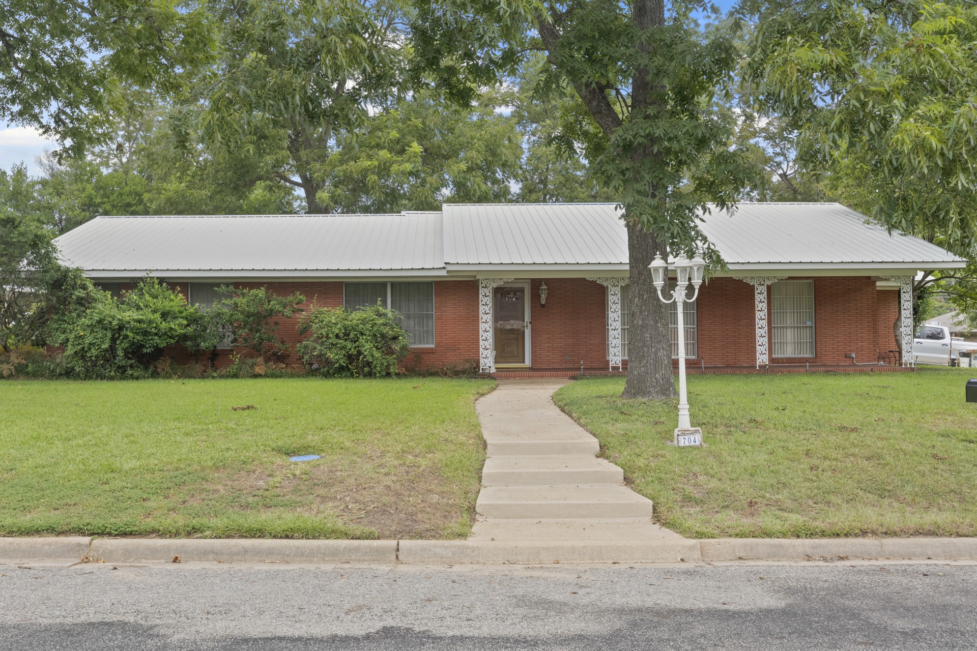 704 W 7th Street