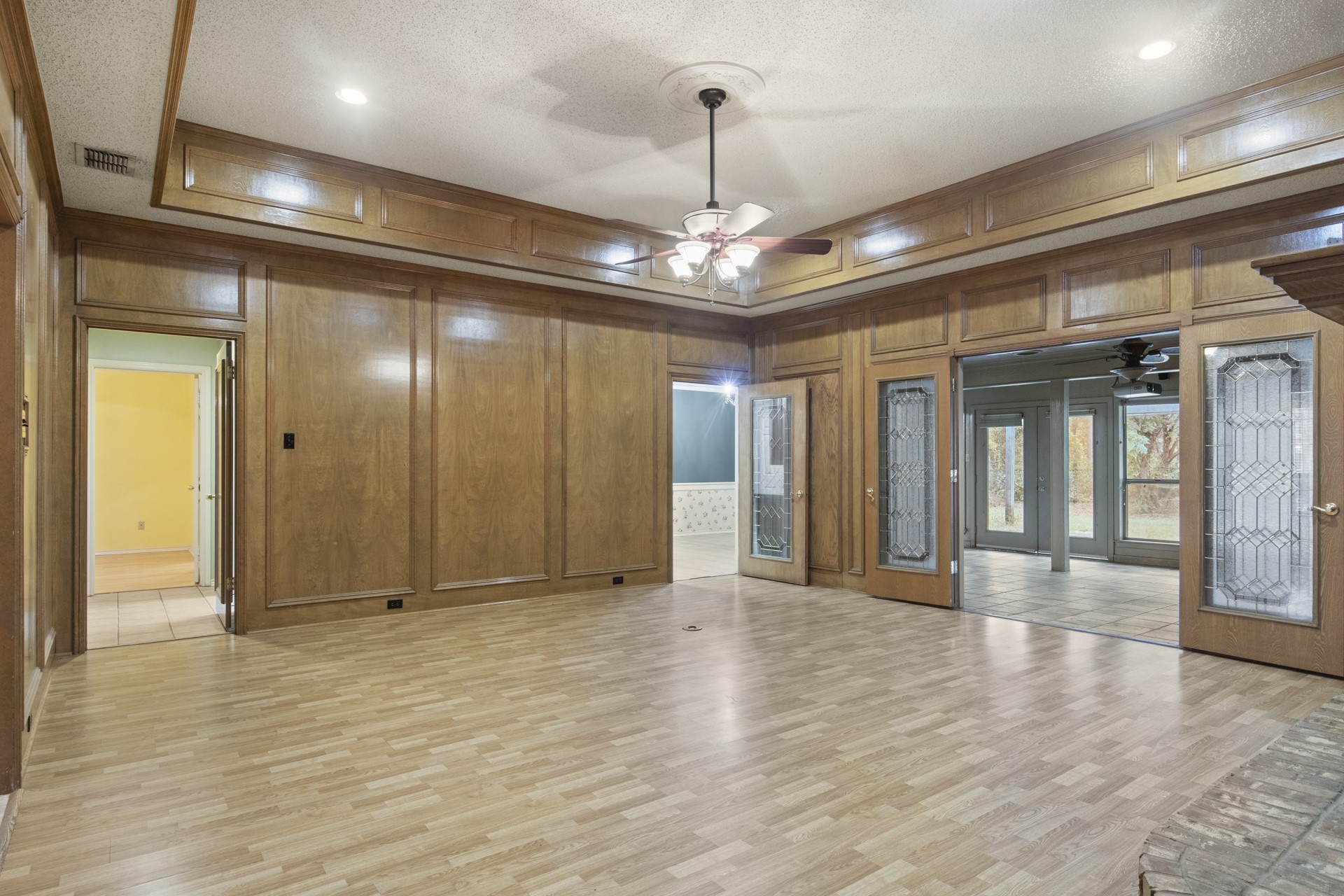 4503 Lakeside Drive