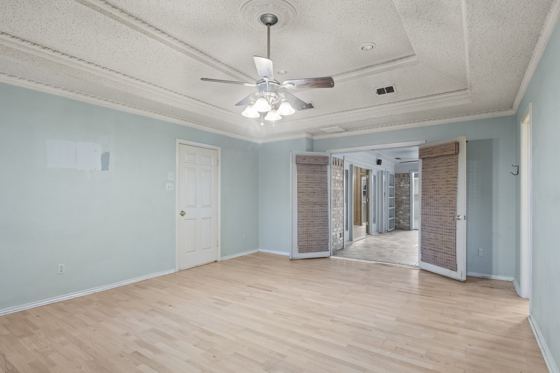 4503 Lakeside Drive