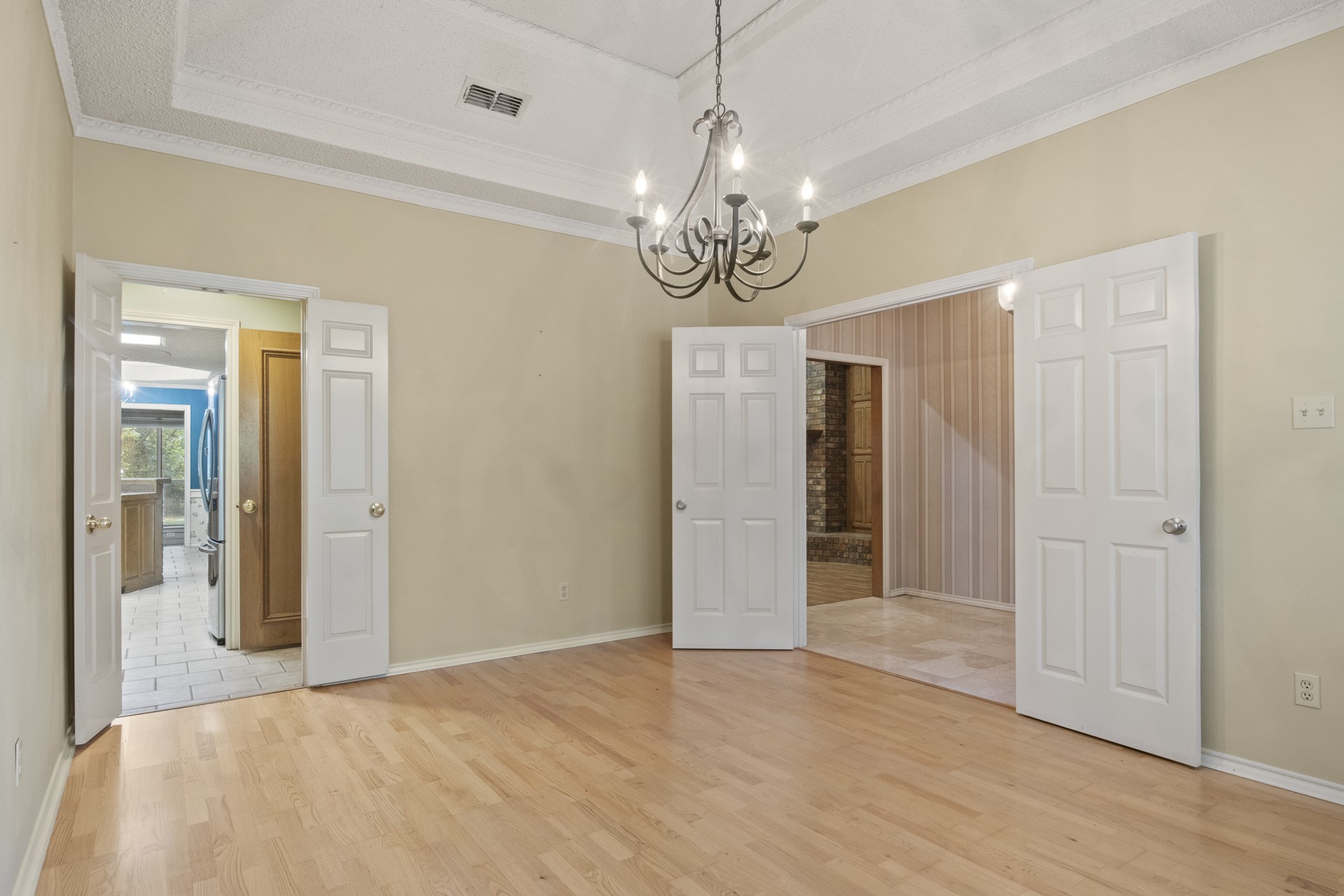 4503 Lakeside Drive
