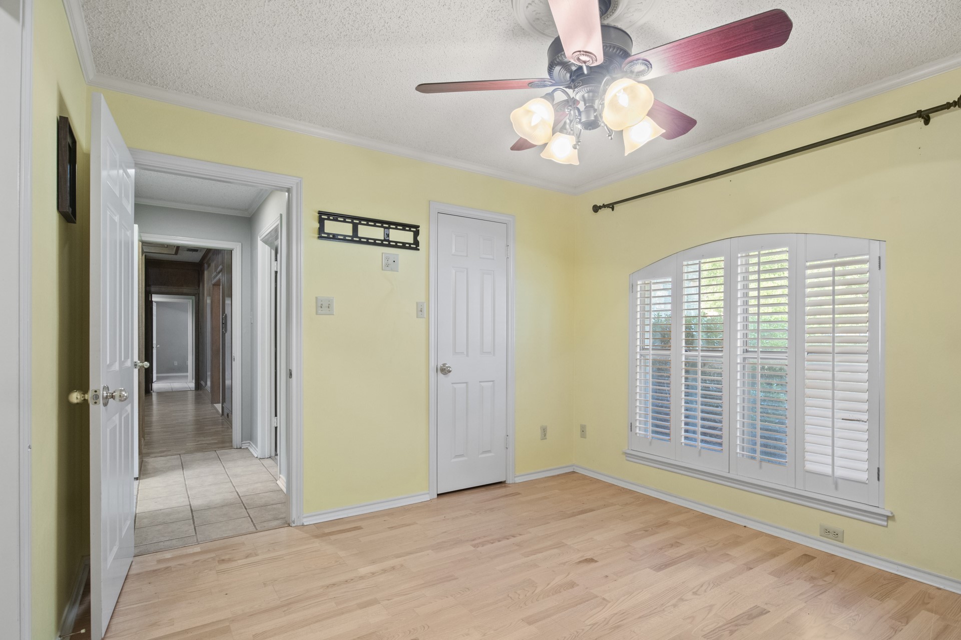 4503 Lakeside Drive
