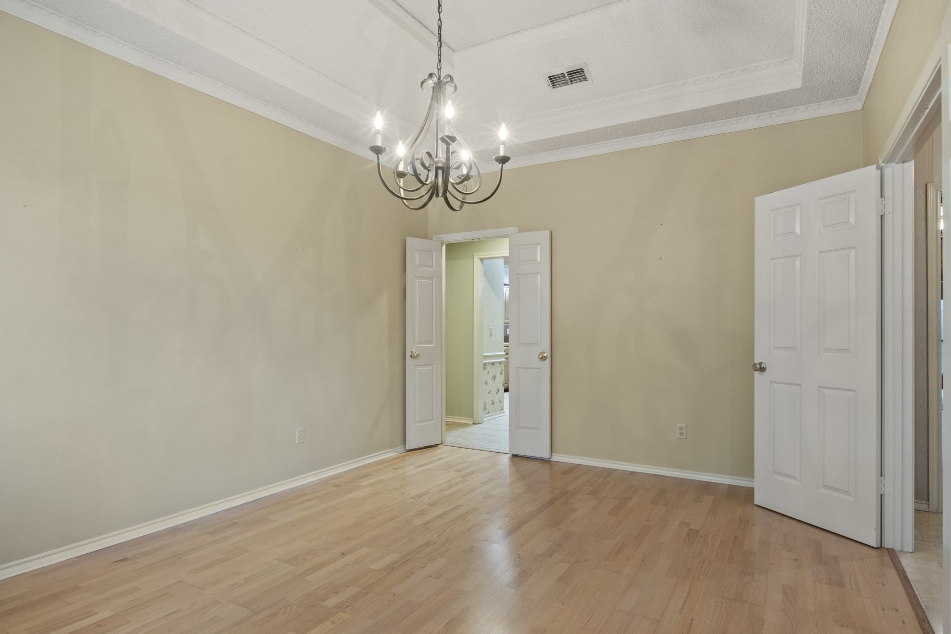 4503 Lakeside Drive