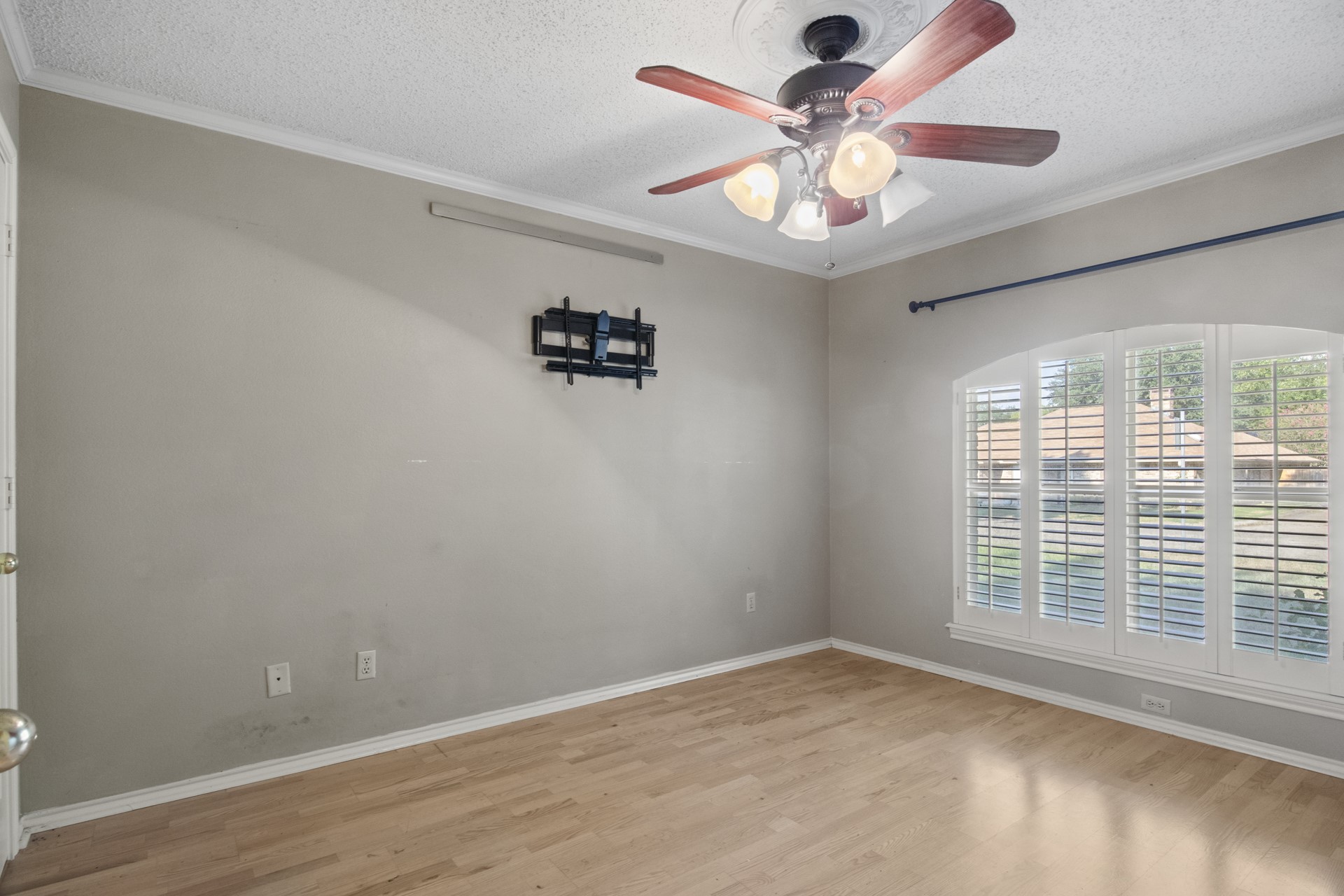 4503 Lakeside Drive