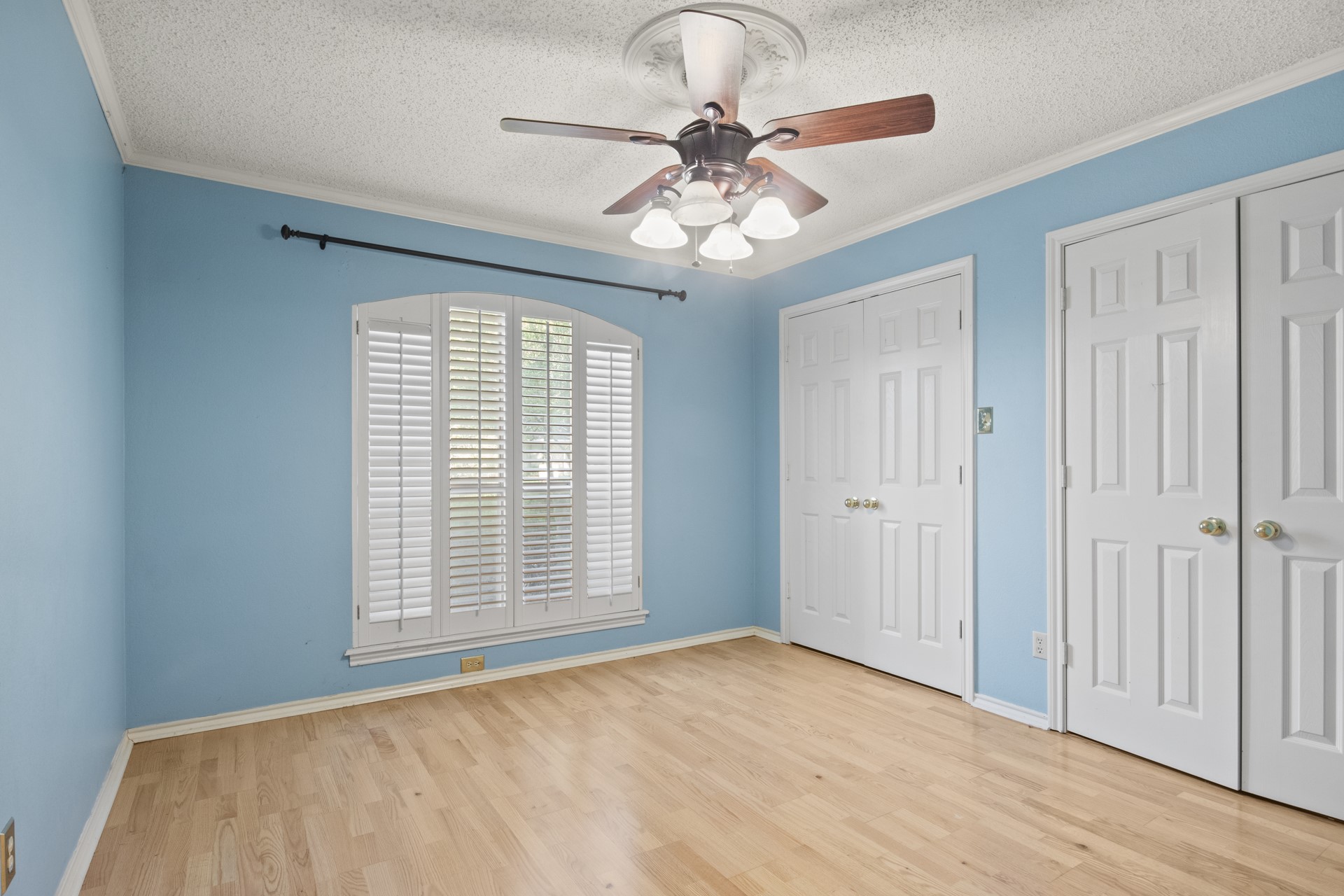 4503 Lakeside Drive