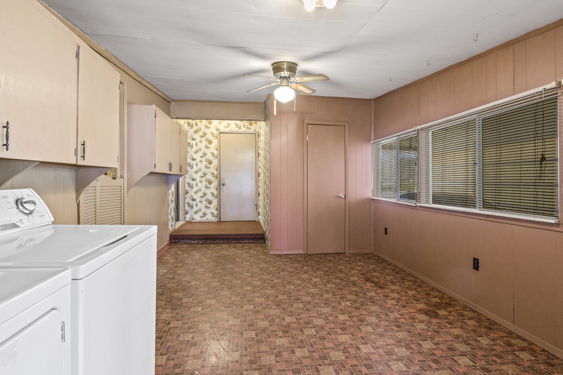 609 E Main