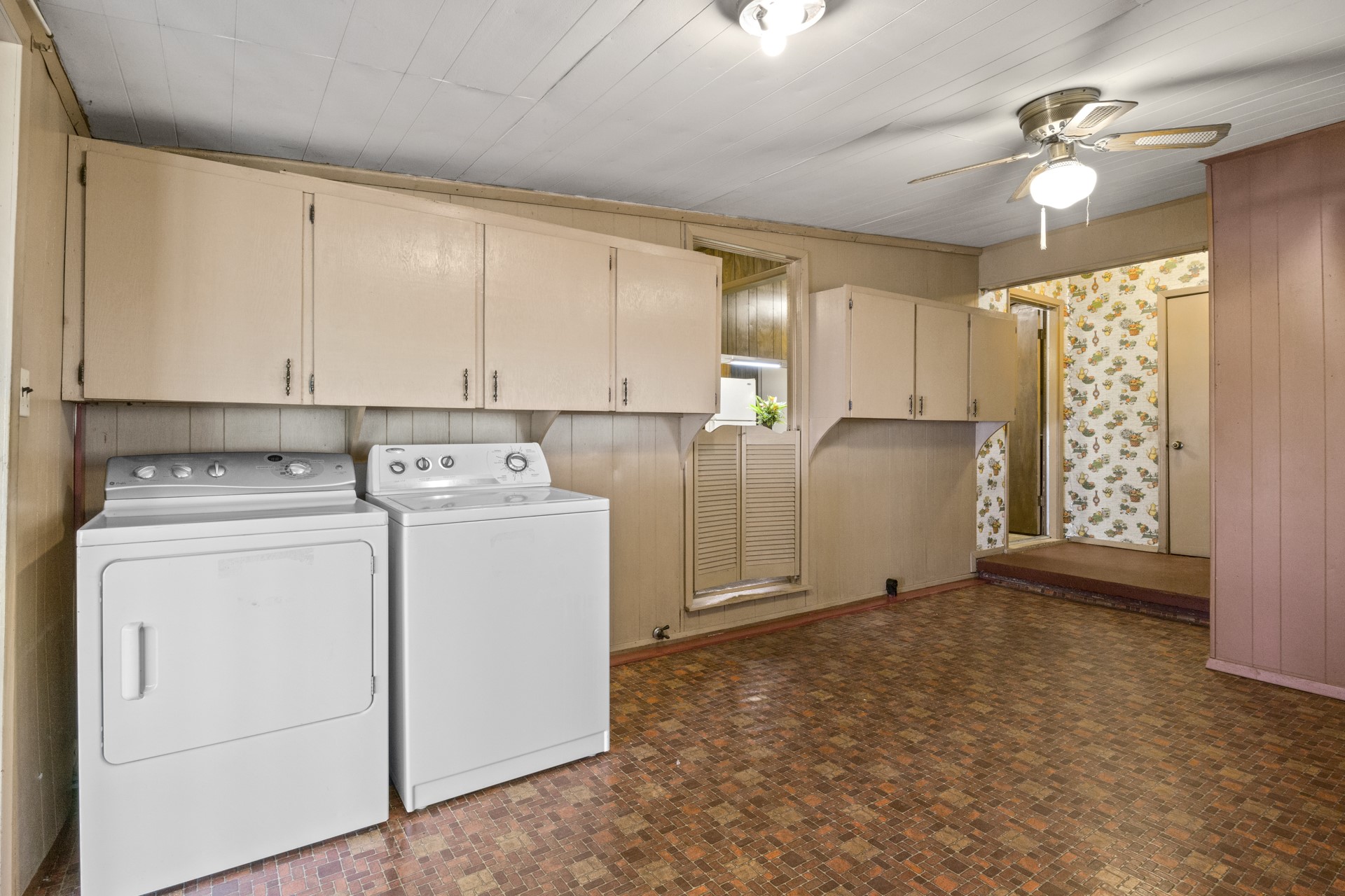 609 E Main