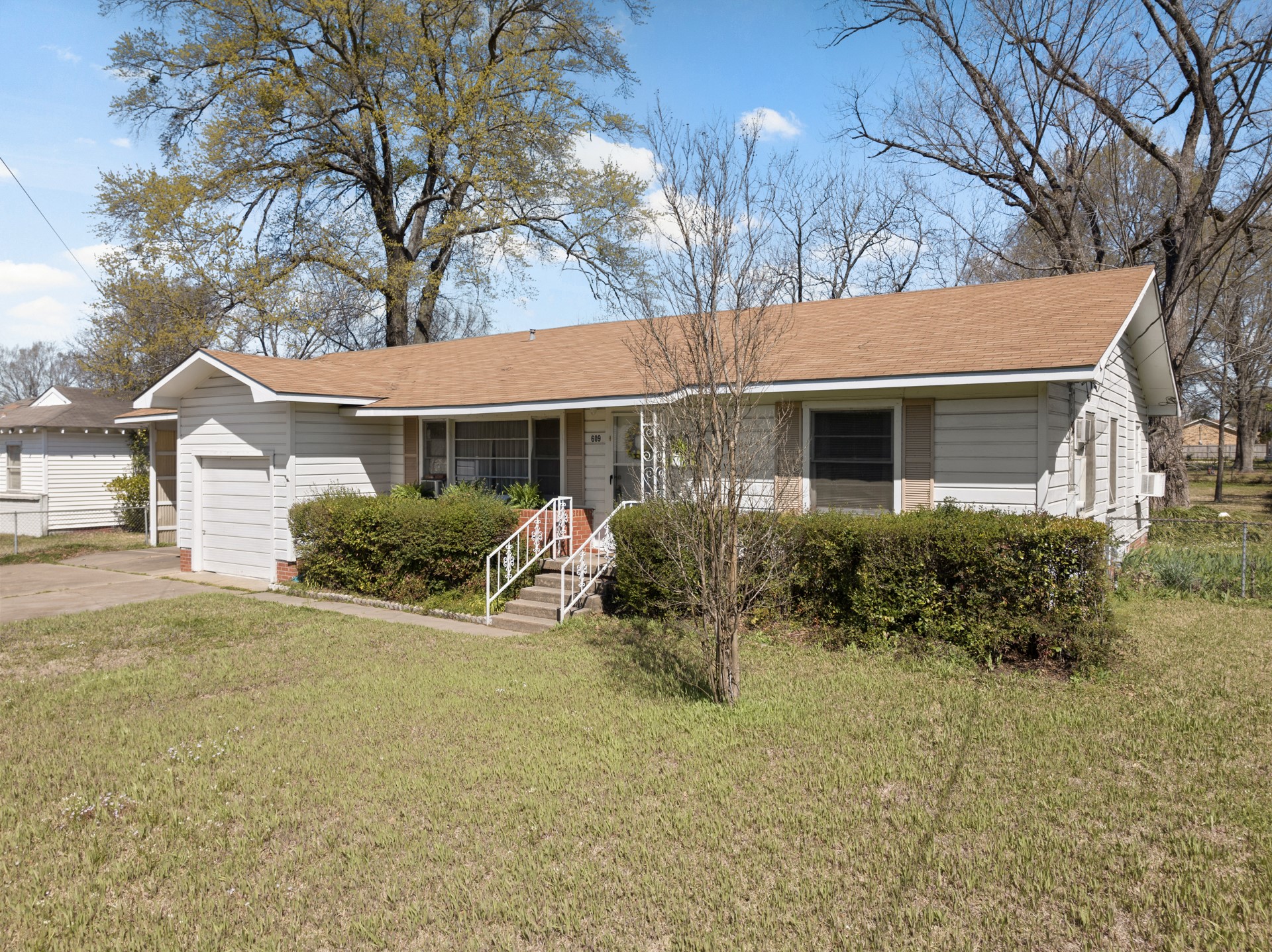609 E Main