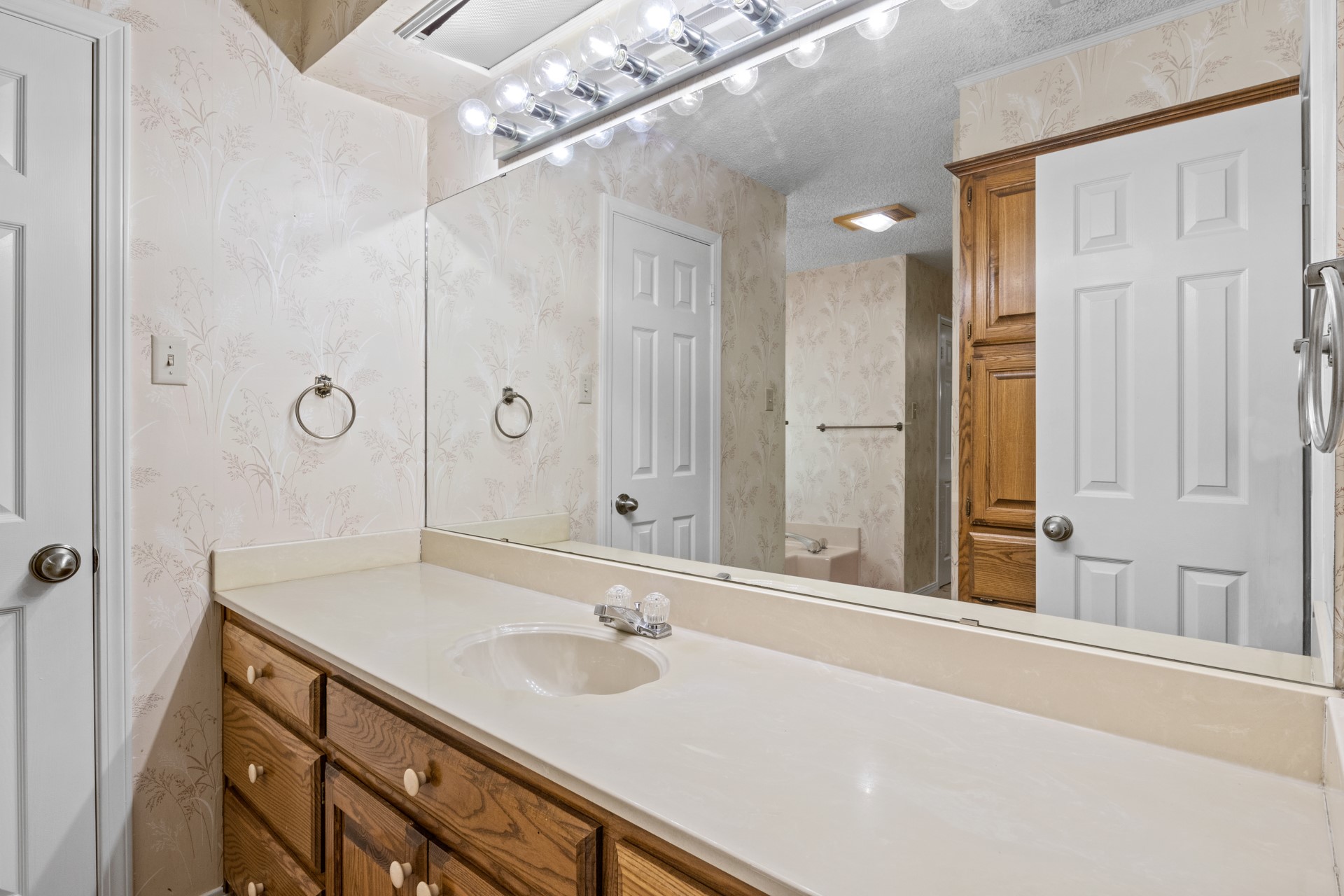 2404 Matthew Dr