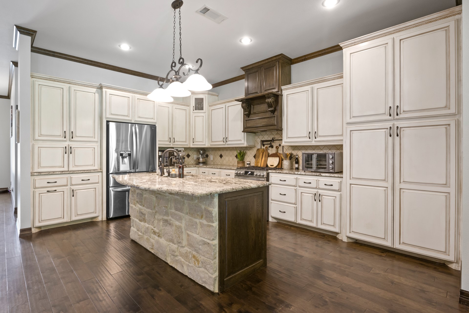 909 Holly Hill