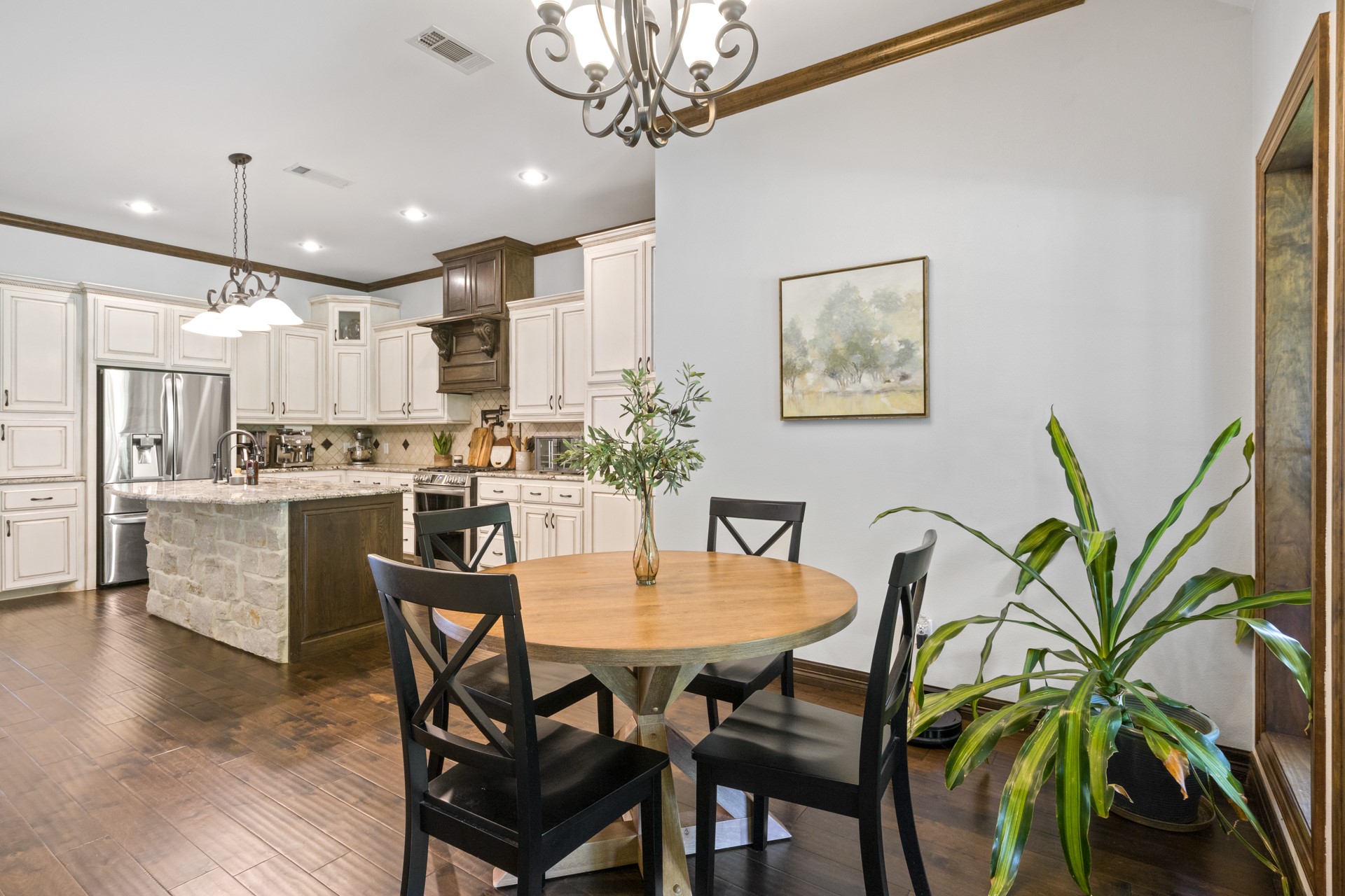 909 Holly Hill