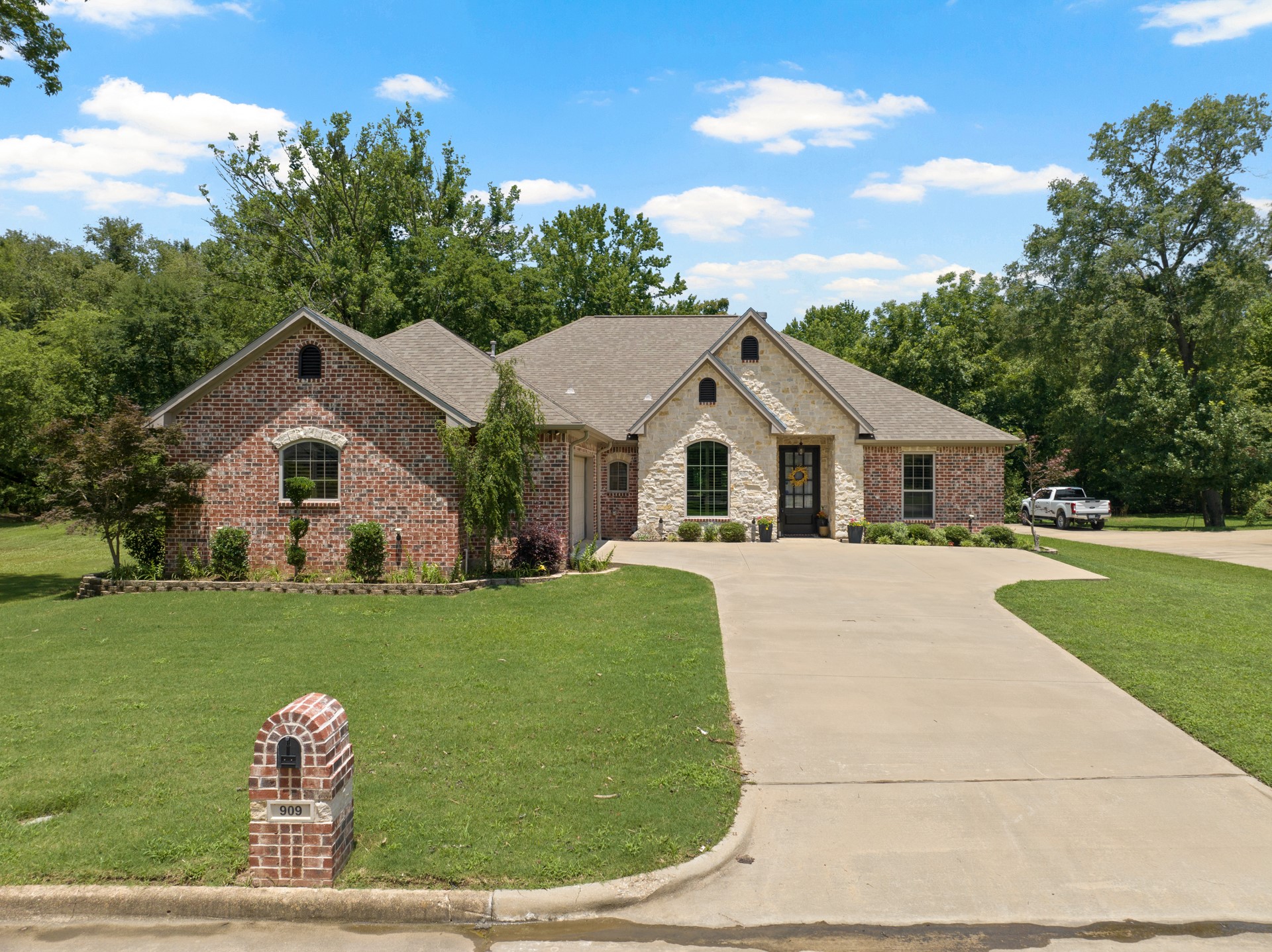 909 Holly Hill