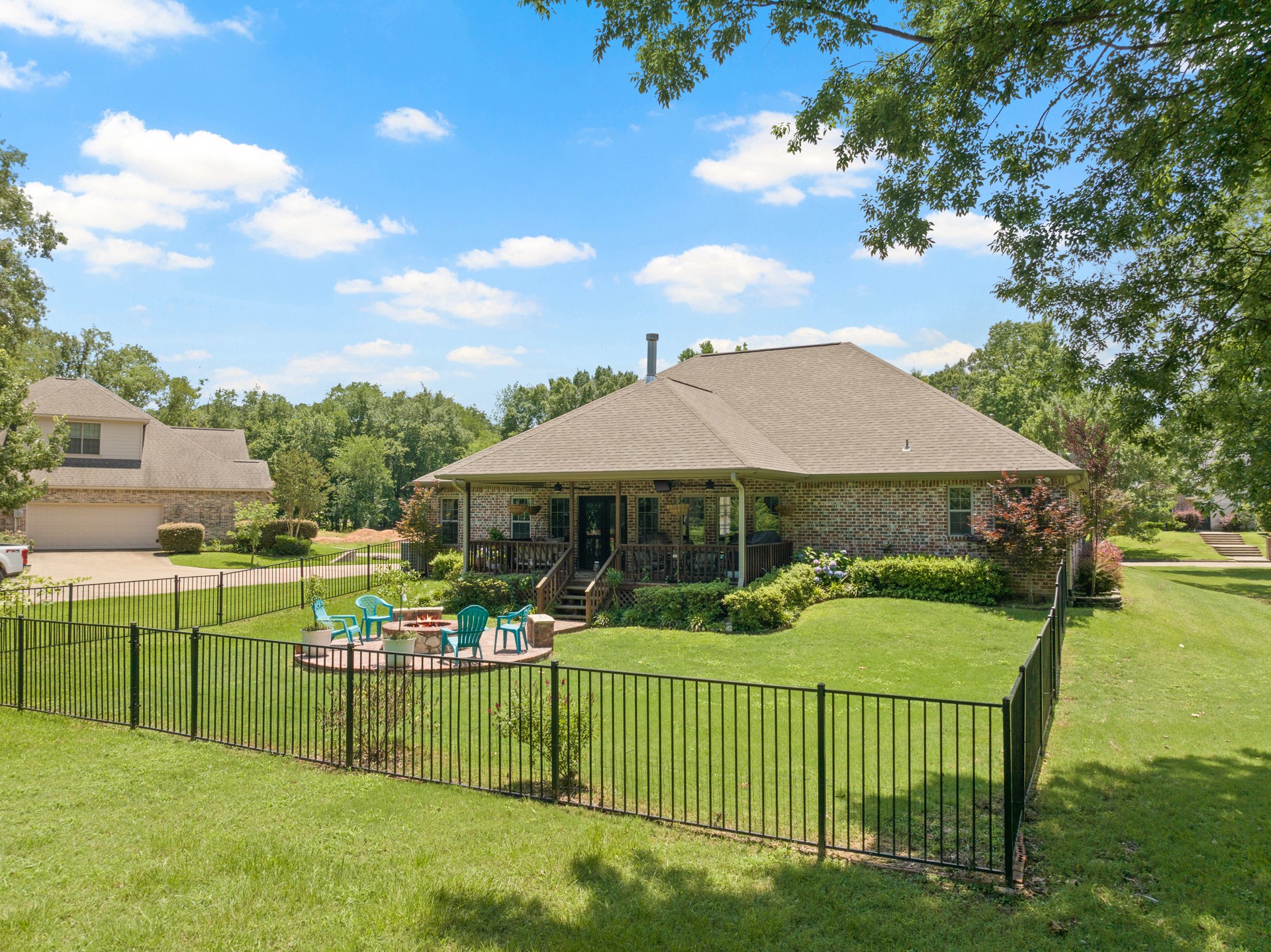 909 Holly Hill