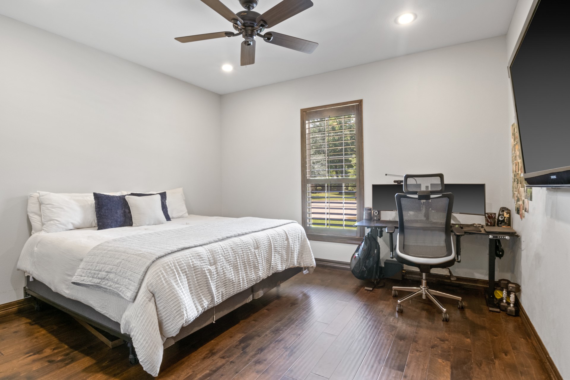909 Holly Hill