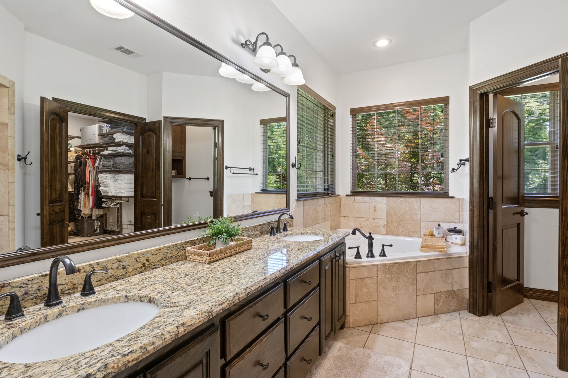909 Holly Hill