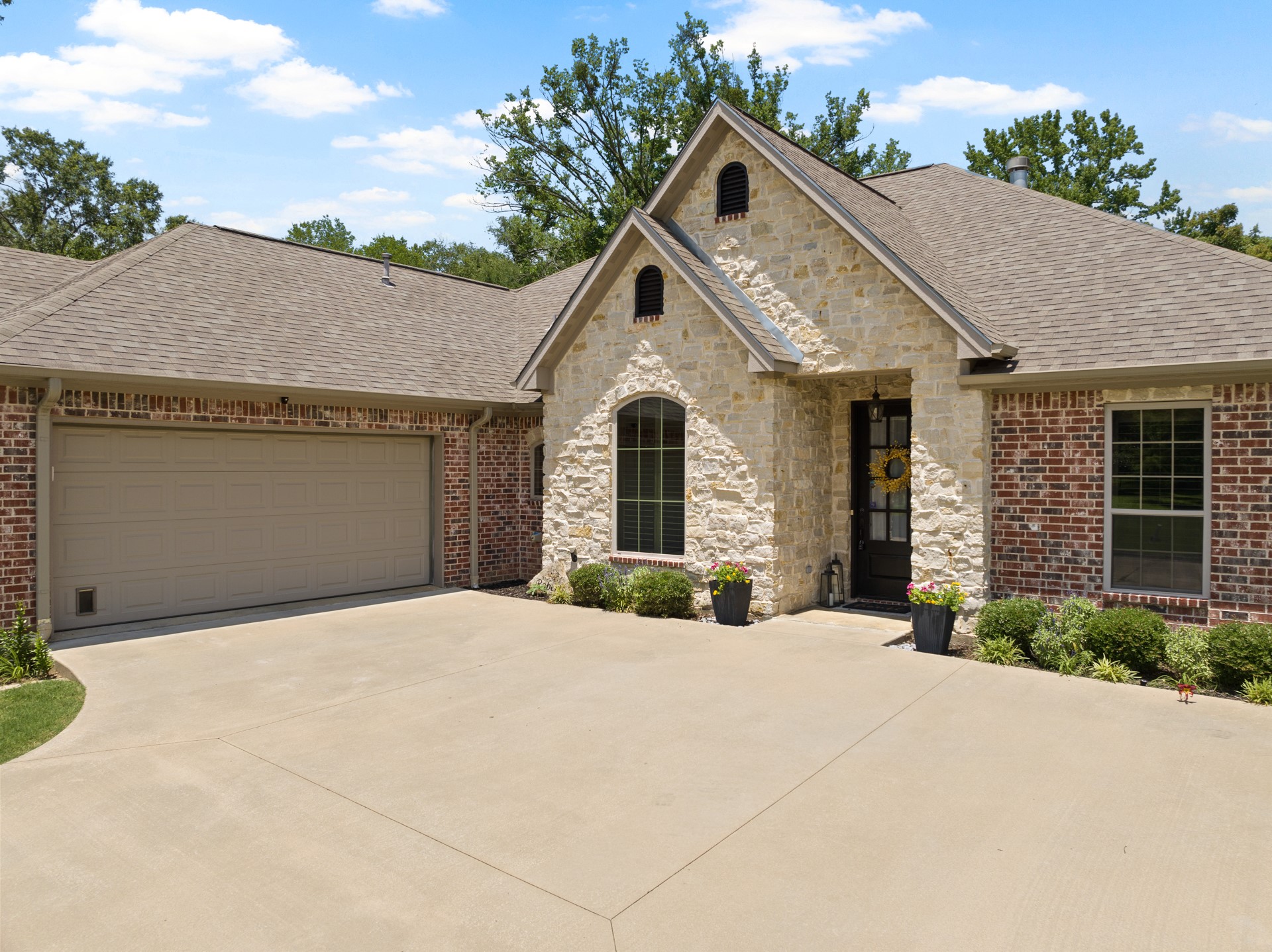 909 Holly Hill