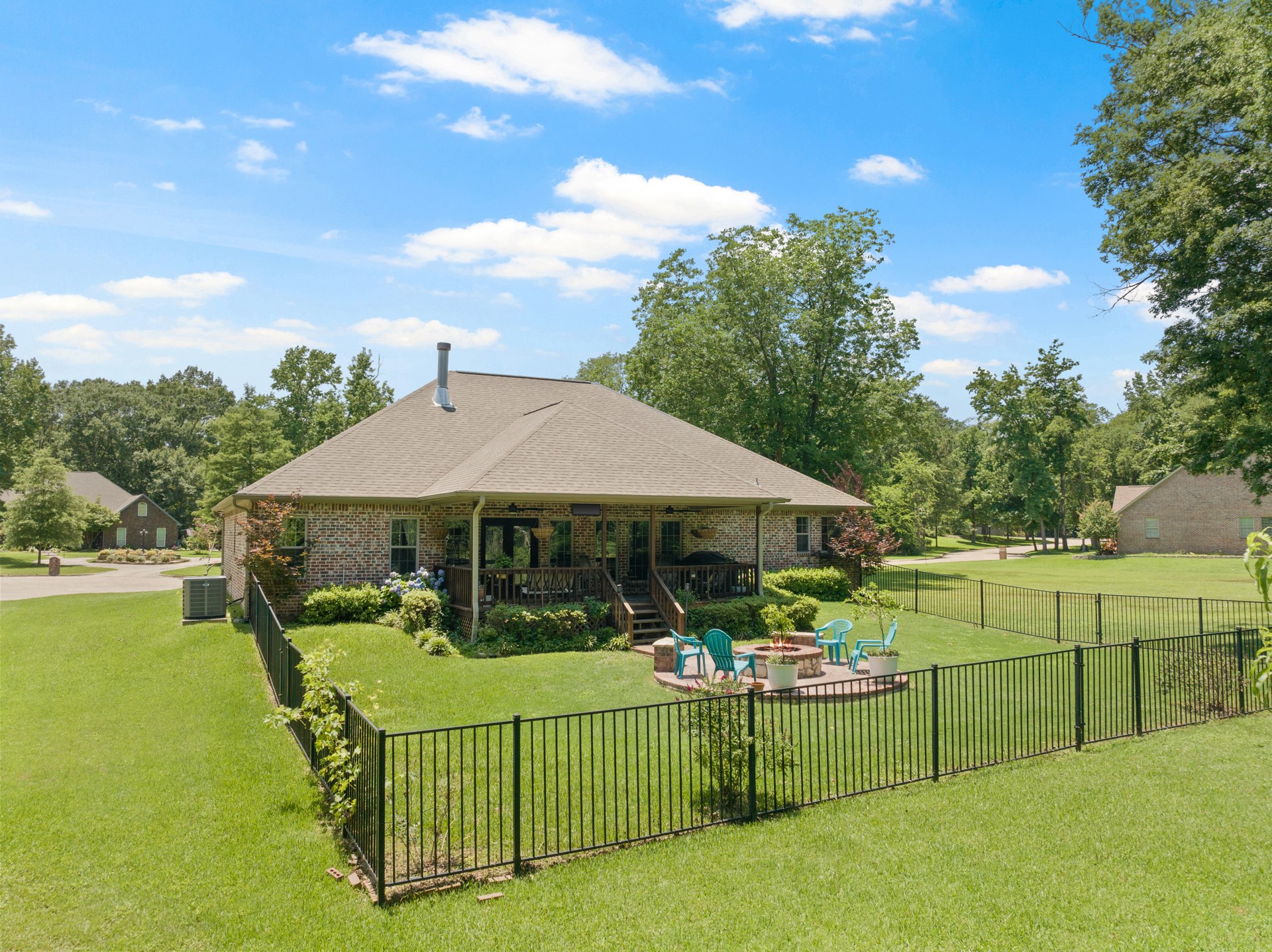 909 Holly Hill