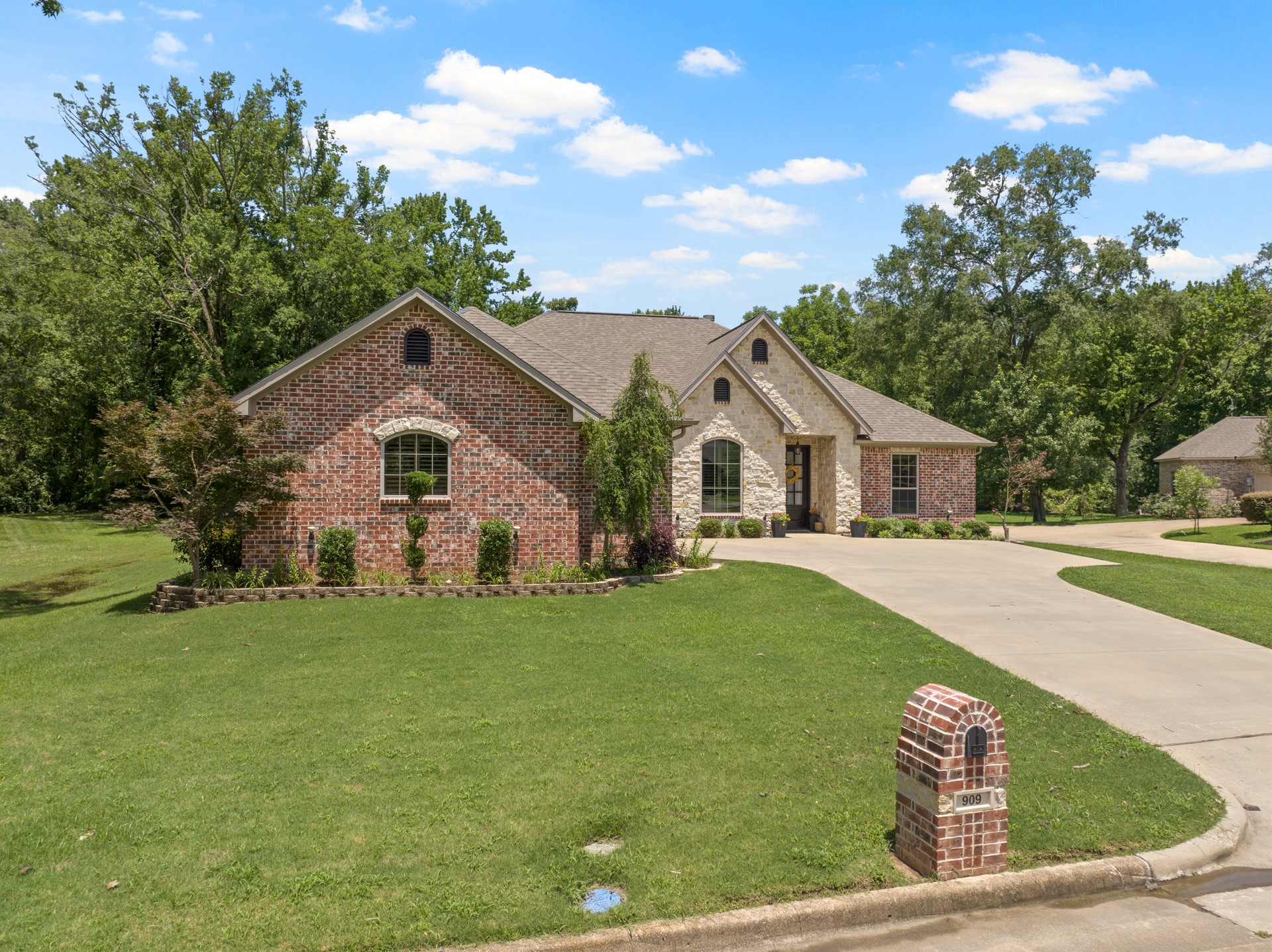909 Holly Hill