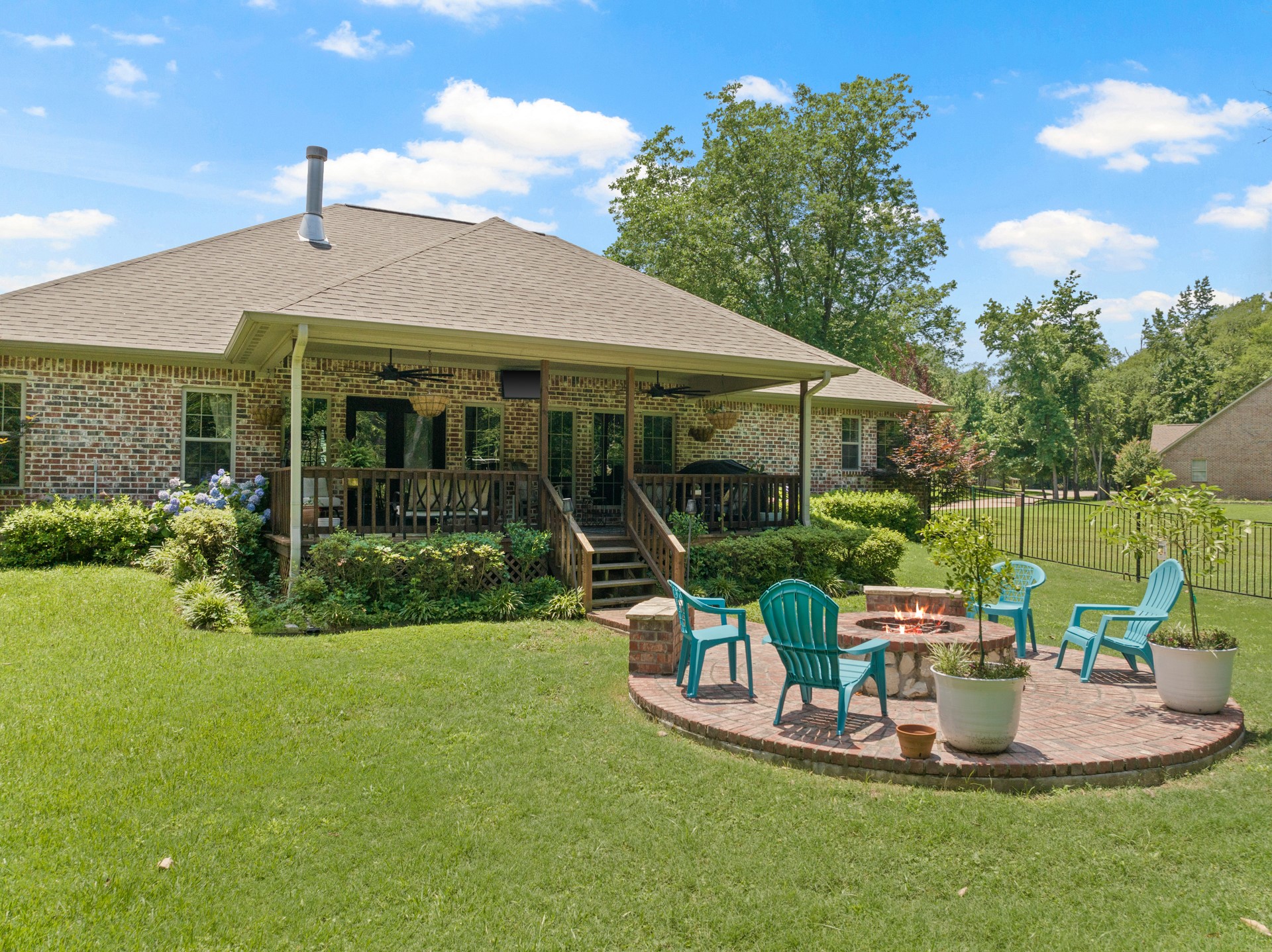 909 Holly Hill
