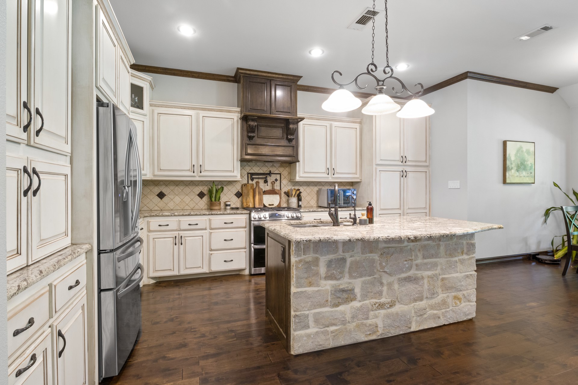 909 Holly Hill