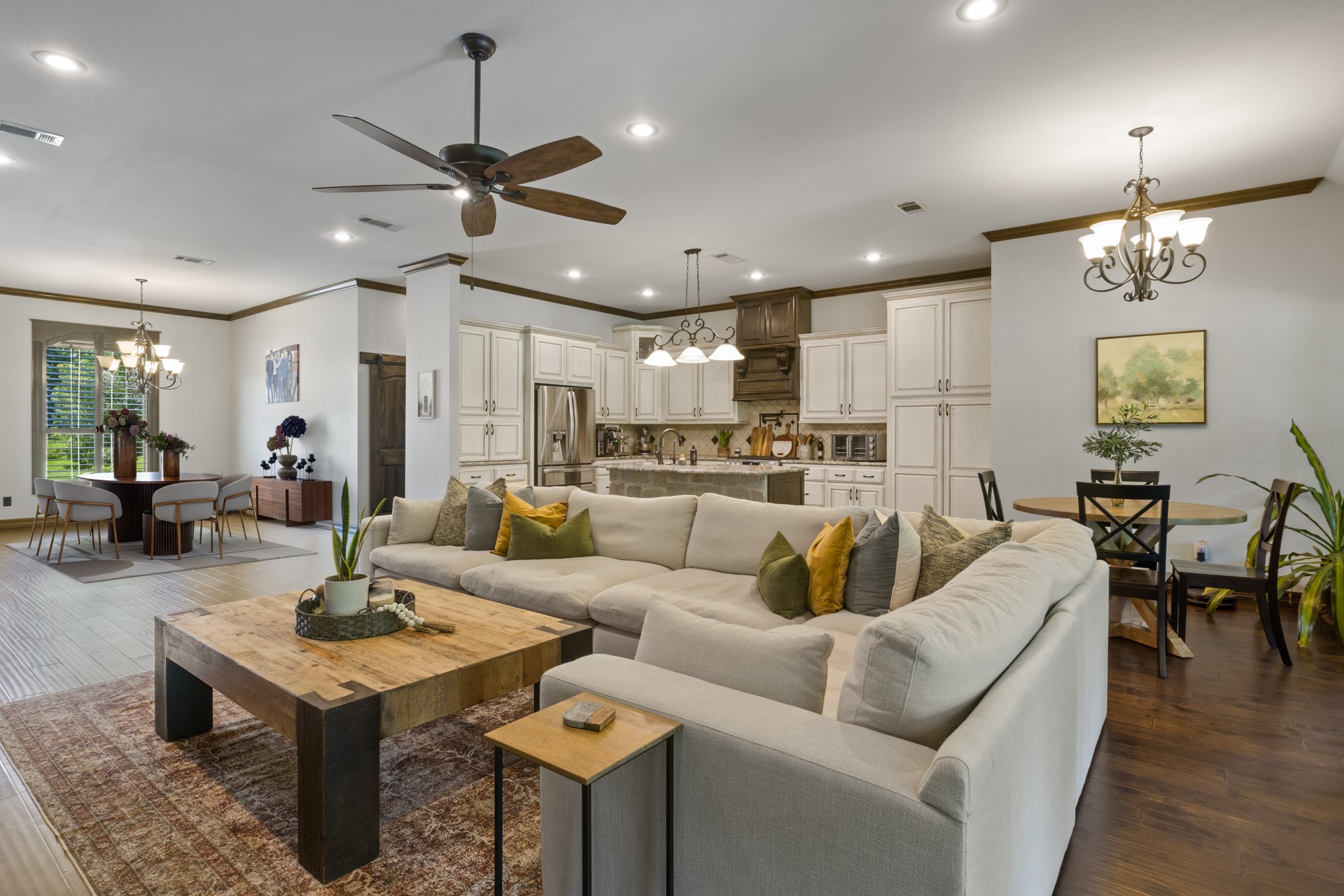909 Holly Hill